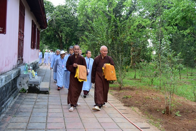 Tham quan và cúng dường chùa Linh Mụ, Huế